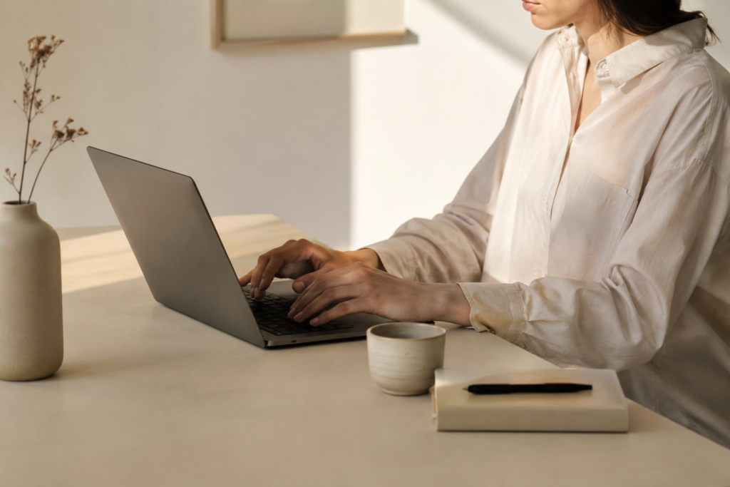 Frau arbeitet entspannt mit Laptop während der Elternzeit.